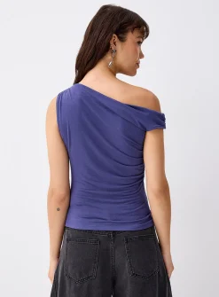 Ruffled off-the-shoulder T-shirt