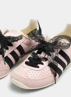 Scalloped lace laces