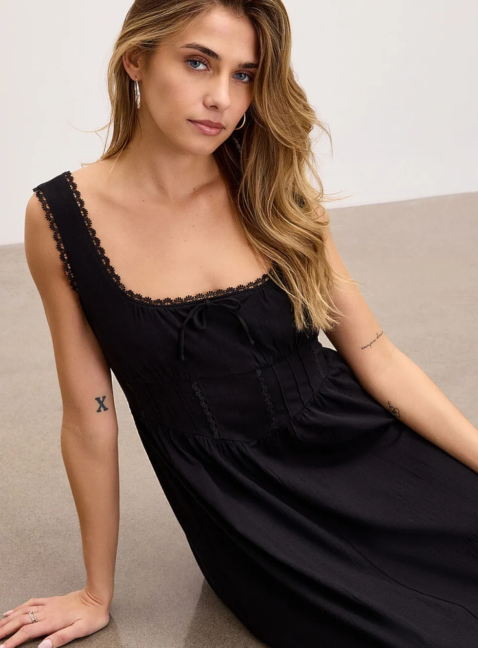 Scalloped square neckline bustier midi dress