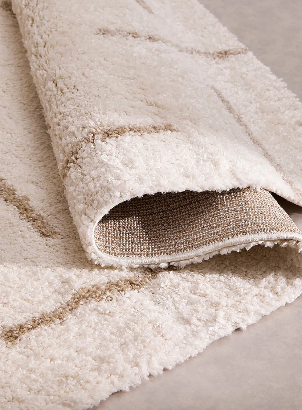 Scattered lines tufted rug