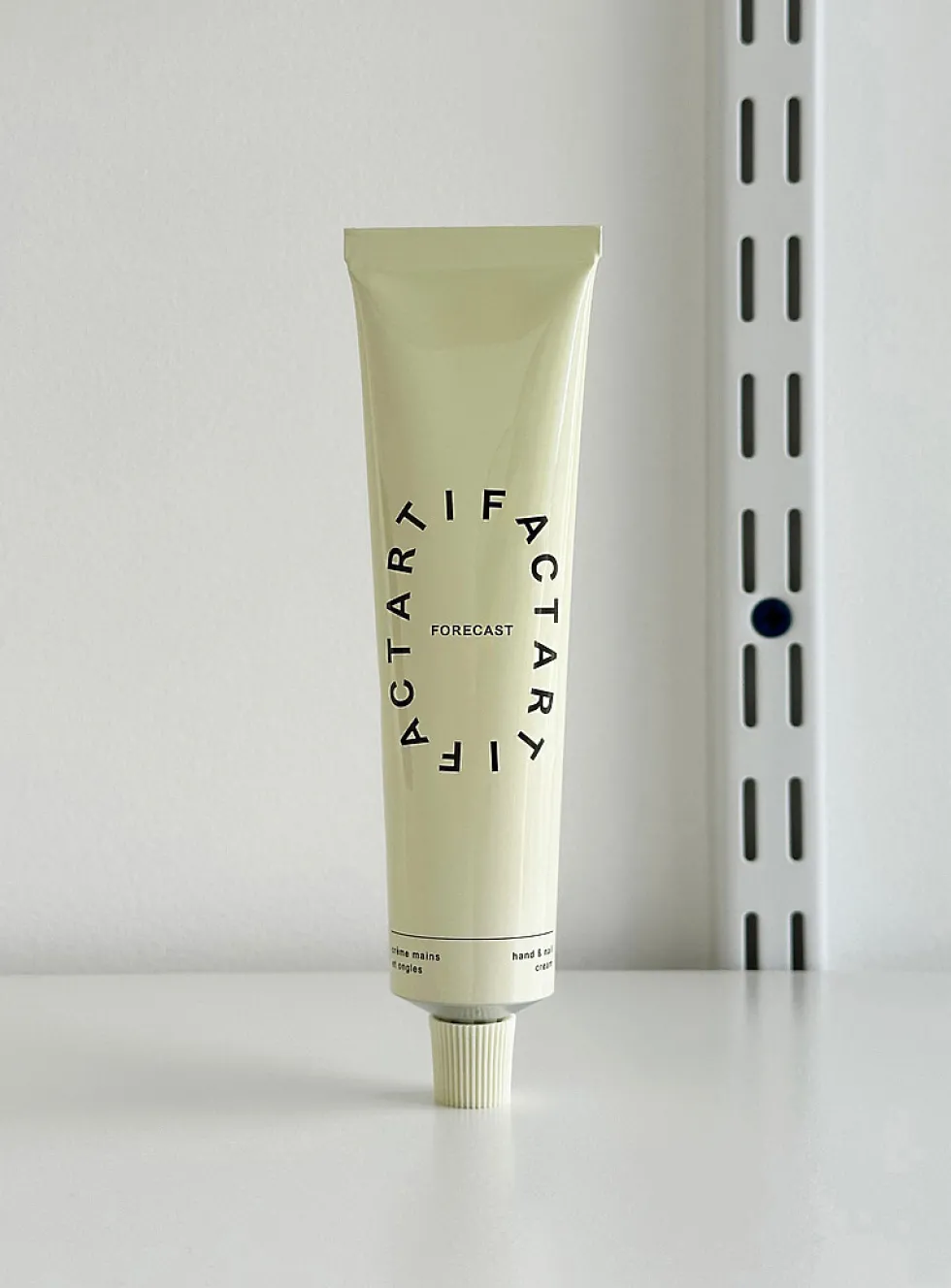 Sea kelp and green tea extract hand and nail cream