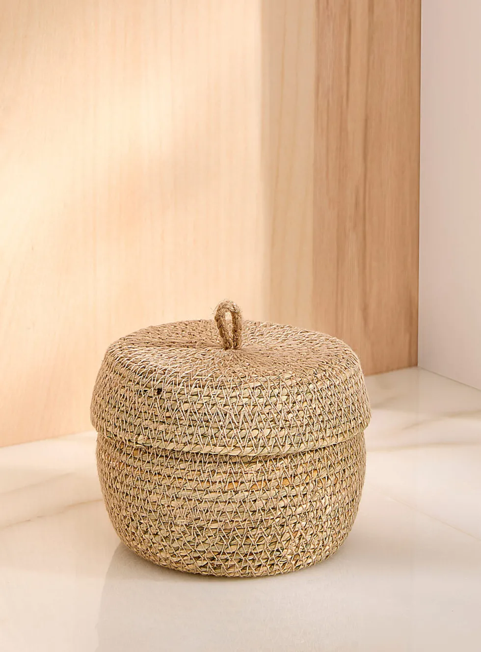 Seagrass round decorative jar