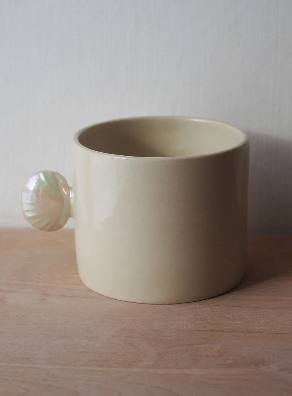 Seashell handle ceramic mug