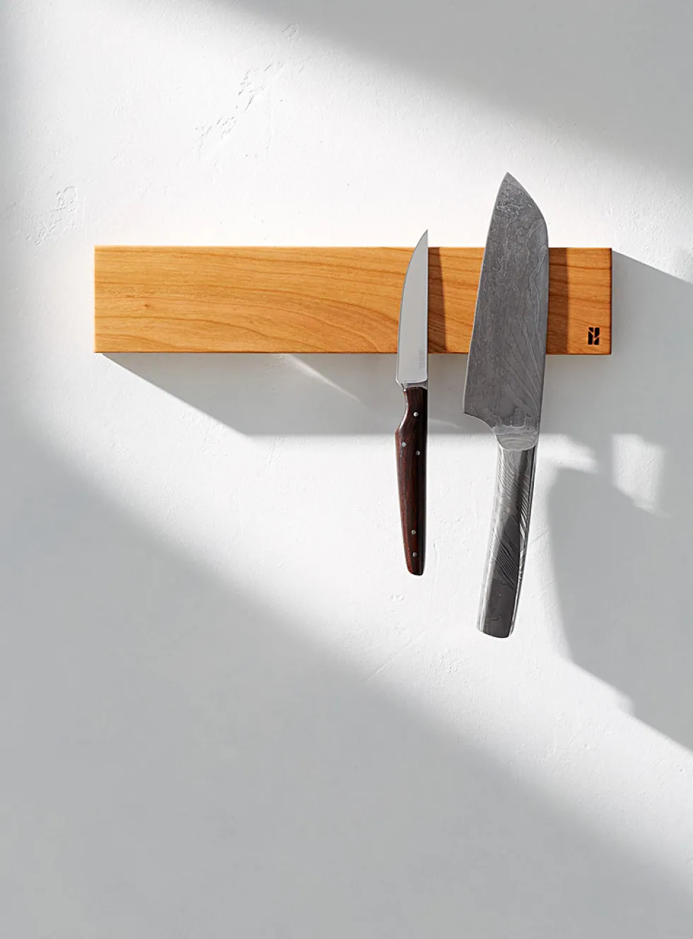 Short magnetic knife holder