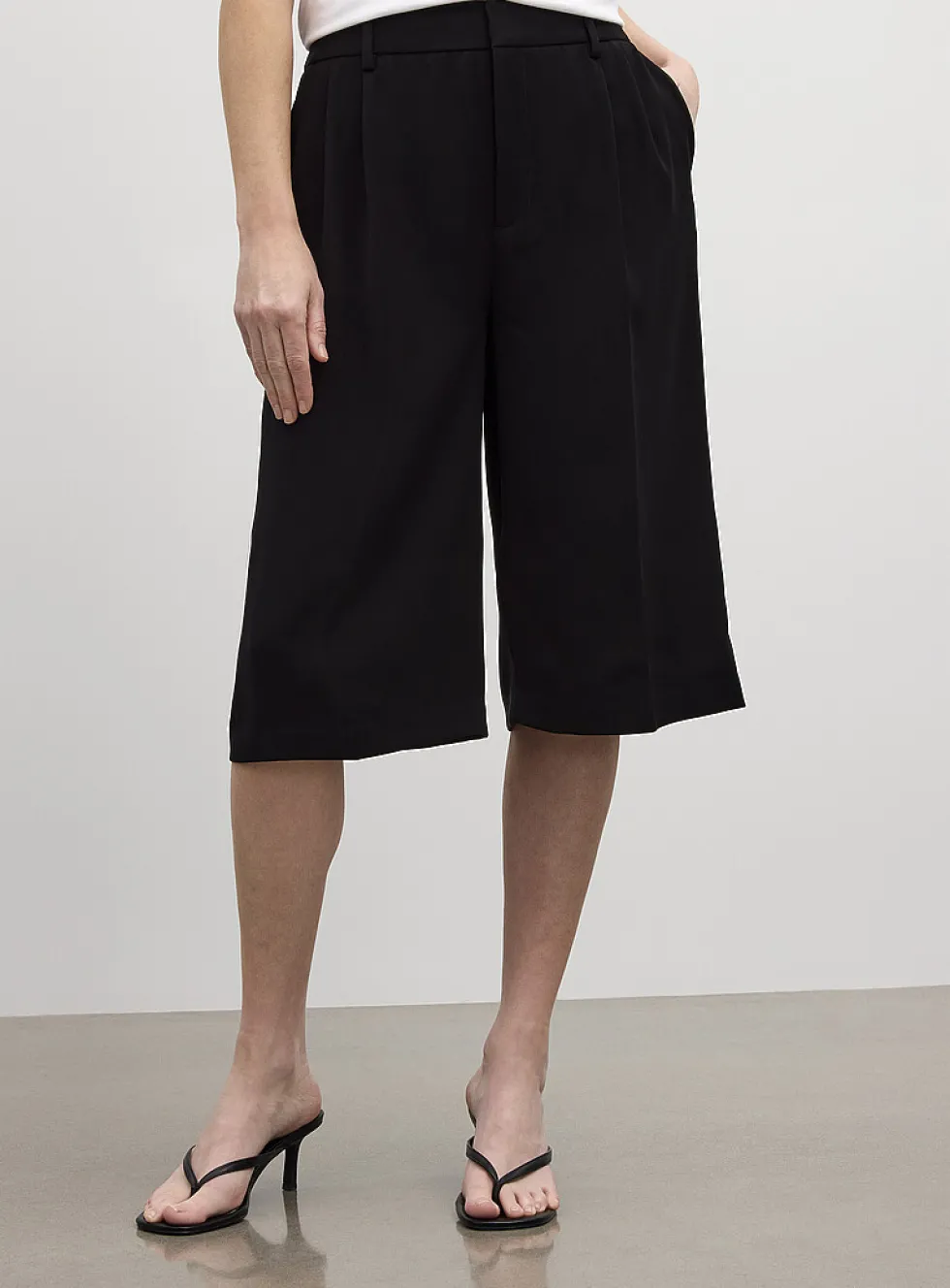 Silky pleated long Bermuda short