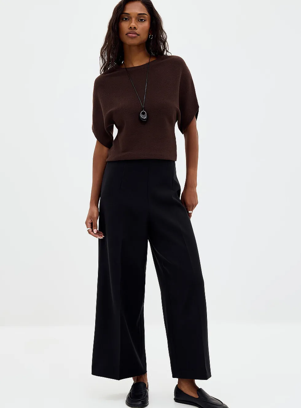 Sleek cropped wide-leg pant