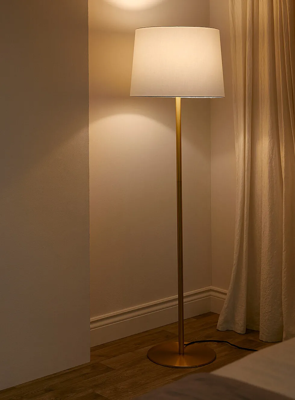 Slim base minimalist floor lamp