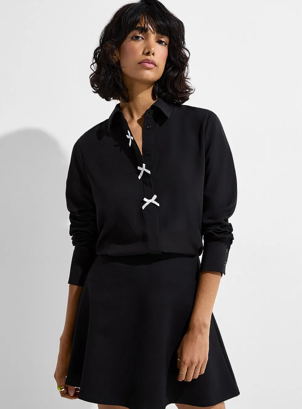 Small contrasting bows shirt
