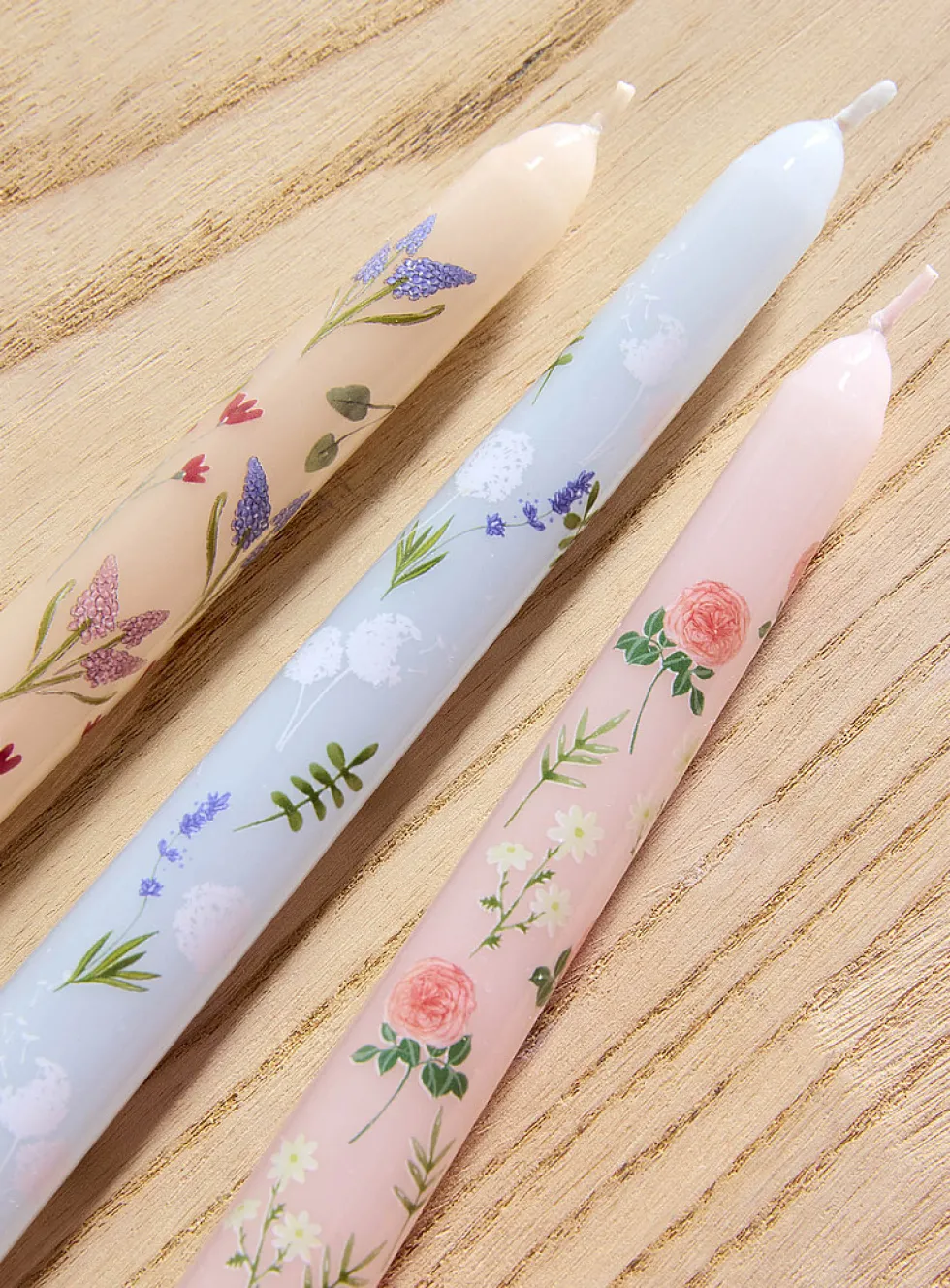 Small flowers elongated candles