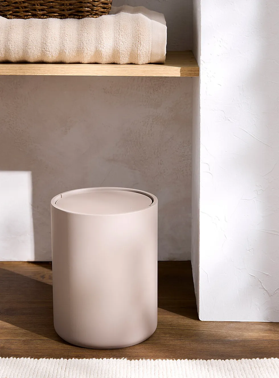 Soft handfeel garbage can