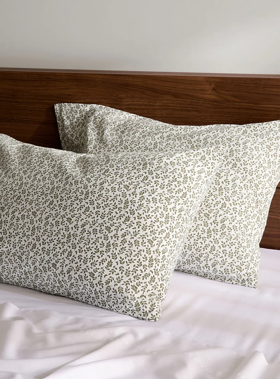 Soothing foliage pillowcases
