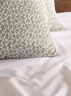 Soothing foliage pillowcases