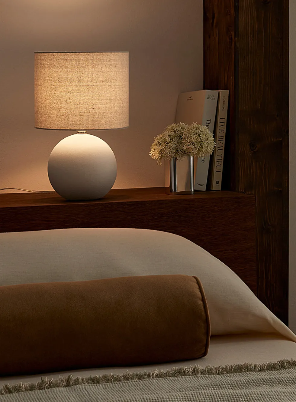 Spherical base ceramic table lamp