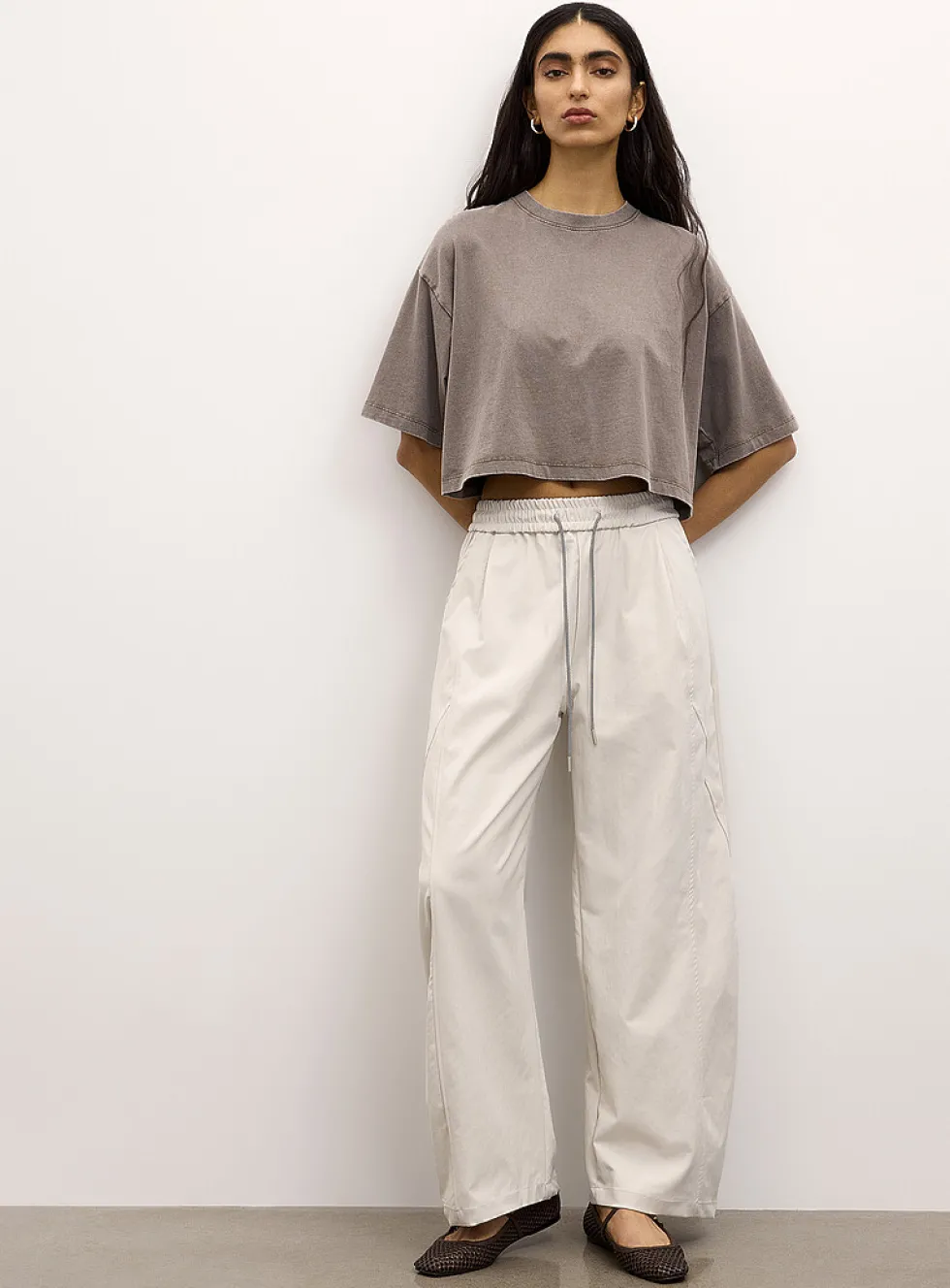 Stretch canvas topstitched details barrel-leg pant