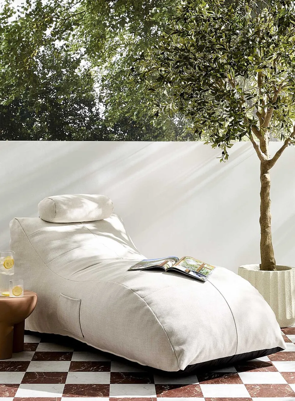 Structured outdoor lounge chair