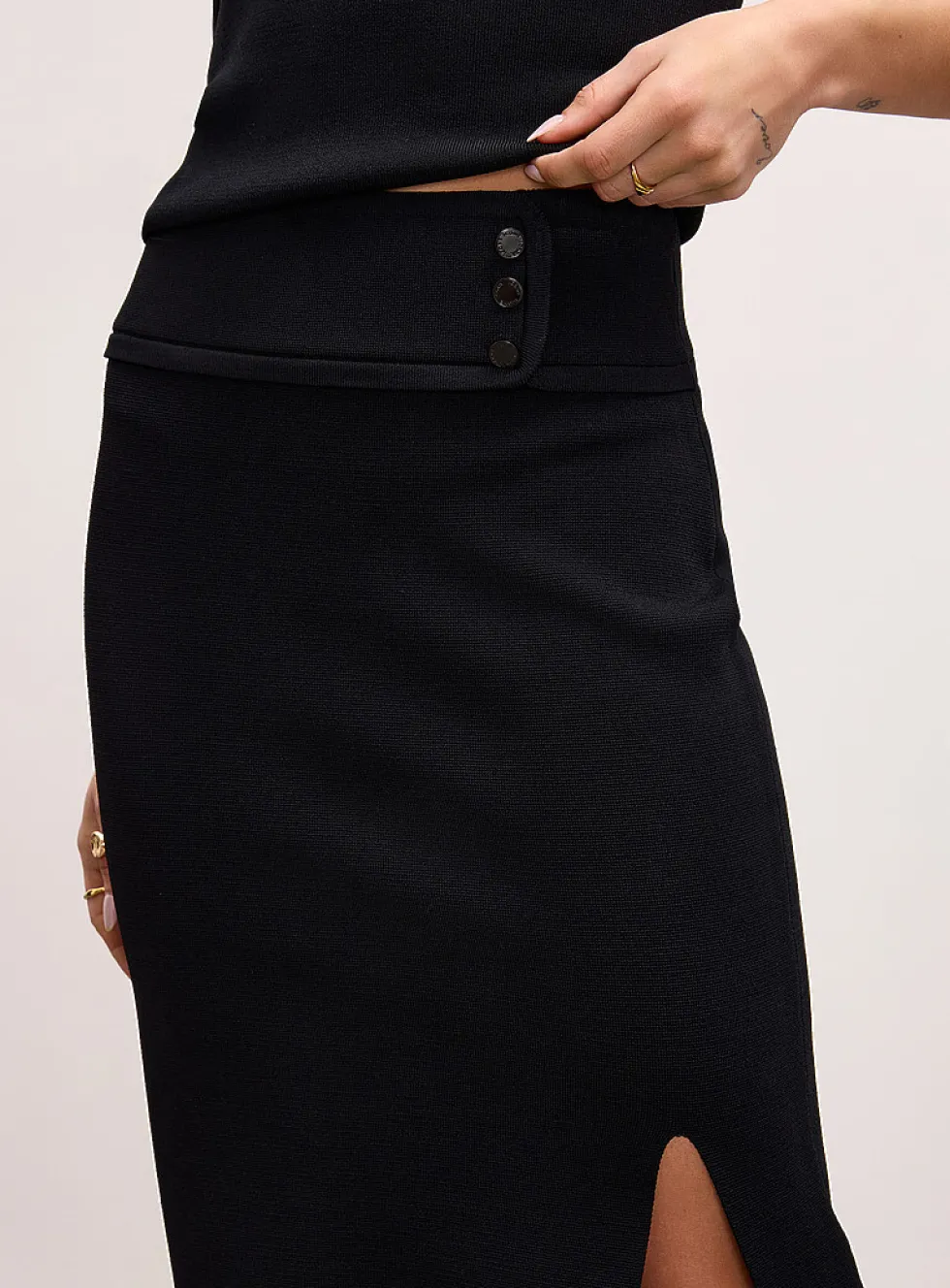 Thick-knit offset slit pencil skirt