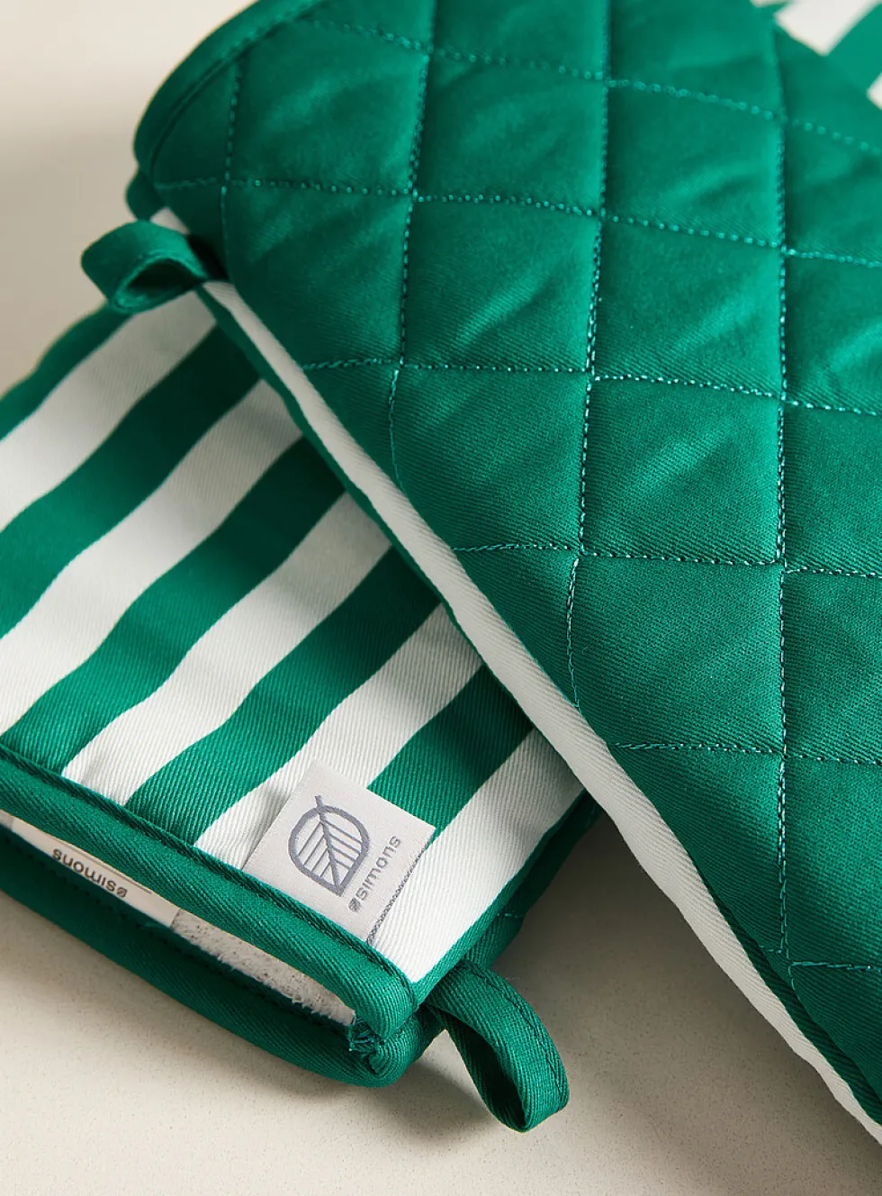 Umbrella stripes oven mitts