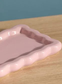 Wavy rectangular soap dish