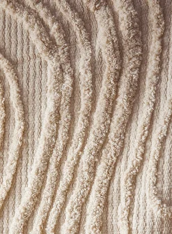 Wavy tufted throw